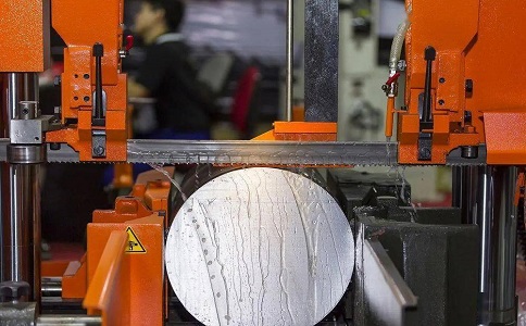 松江立式金属带锯床切削出现跑带故障解决方法！